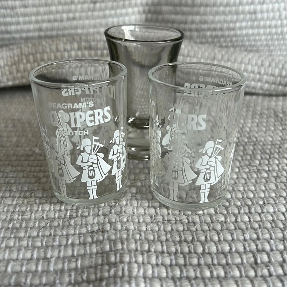 SEAGRAMS 100 PIPERS SCOTCH SHOT GLASSES. VINTAGE